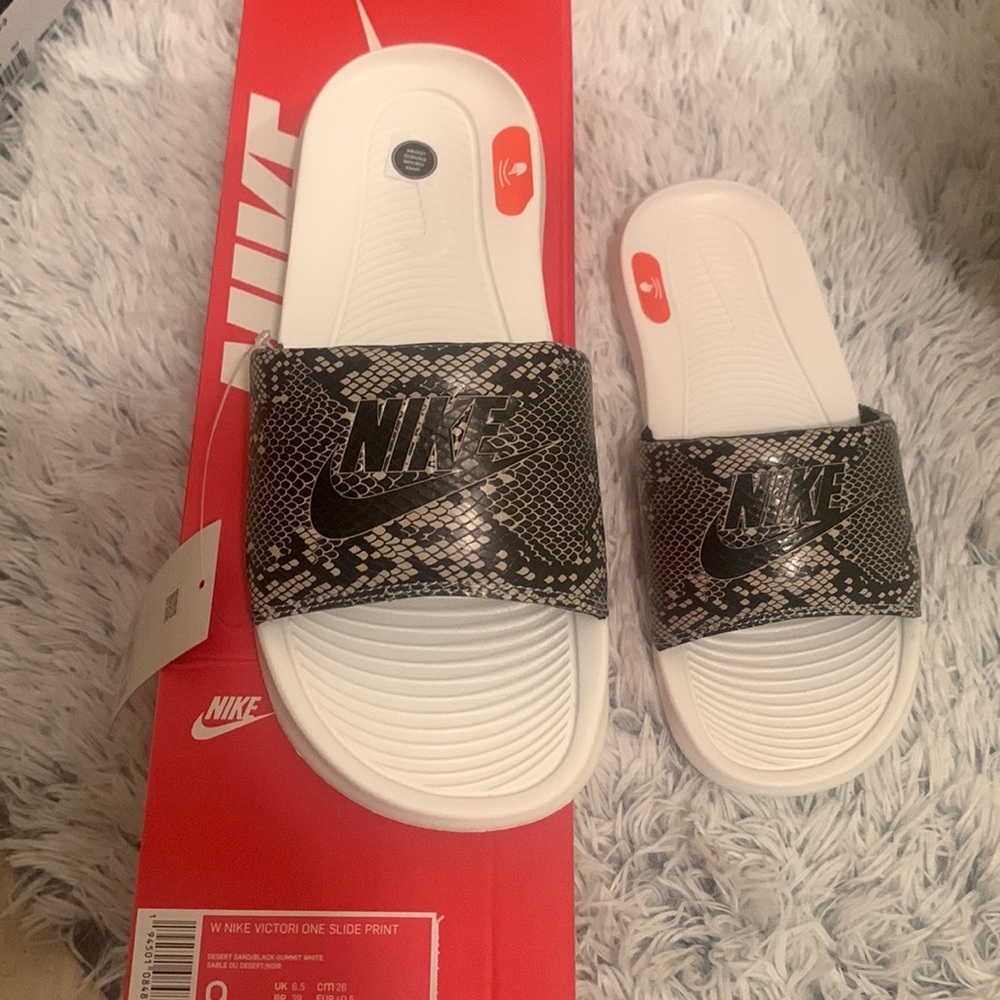 Nike Victori One slide print